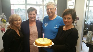 Familie Ebert mit Geburtstagskuchen