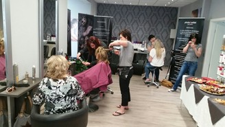 Nannette Wittmann beim Hairstyling